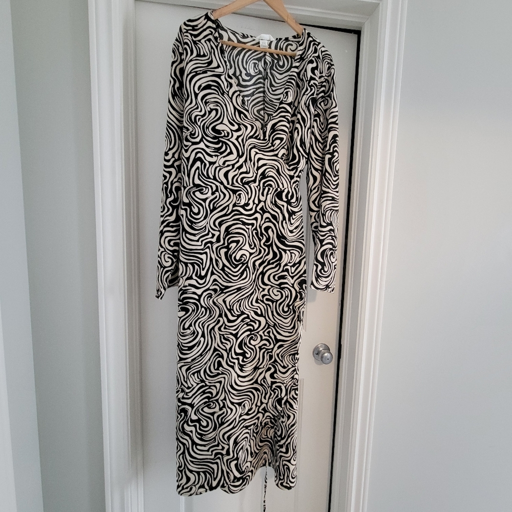 H&M Black and White Maxi Long Sleeves Wrap Dress